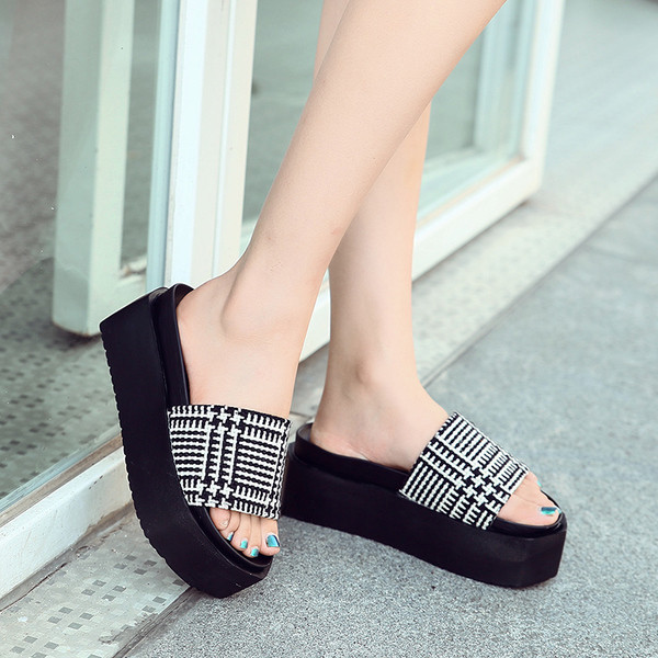 Άνετες γυναικείες παντόφλες  σε ψηλή πλατφόρμα σε μαύρο χρώμα