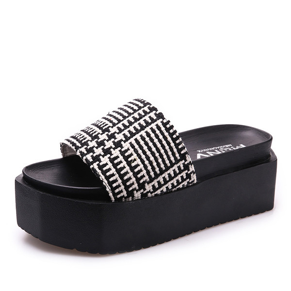 Άνετες γυναικείες παντόφλες  σε ψηλή πλατφόρμα σε μαύρο χρώμα