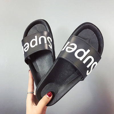 Μοντέρνα γυναικείες καουτσούκ παντόφλες σε μαύρο και άσπρο, με "Super"