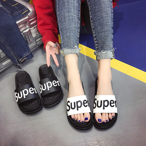 Μοντέρνα γυναικείες καουτσούκ παντόφλες  σε μαύρο και άσπρο, με "Super"