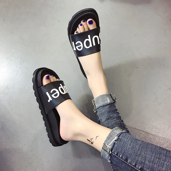 Μοντέρνα γυναικείες καουτσούκ παντόφλες  σε μαύρο και άσπρο, με "Super"