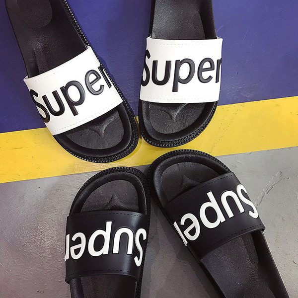 Μοντέρνα γυναικείες καουτσούκ παντόφλες  σε μαύρο και άσπρο, με "Super"