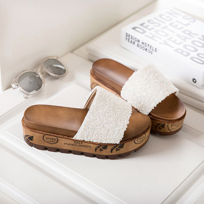 Ενδιαφέρουσες μοντέρνες γυναικείες παντόφλες με μεγάλη πλατφόρμα σε διάφορα χρώματα