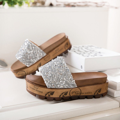 Ενδιαφέρουσες μοντέρνες γυναικείες παντόφλες με μεγάλη πλατφόρμα σε διάφορα χρώματα