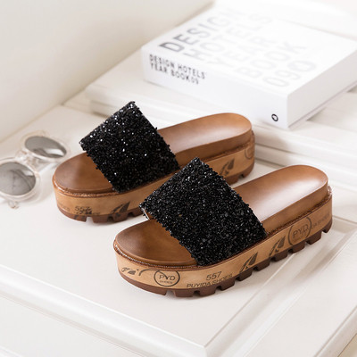 Ενδιαφέρουσες μοντέρνες γυναικείες παντόφλες με μεγάλη πλατφόρμα σε διάφορα χρώματα