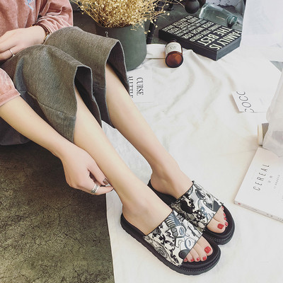 Γυναικεί παντόφλες με πολύχρωμη διακόσμηση