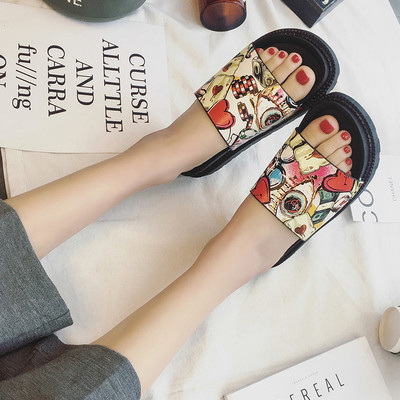 Γυναικεί παντόφλες με πολύχρωμη διακόσμηση