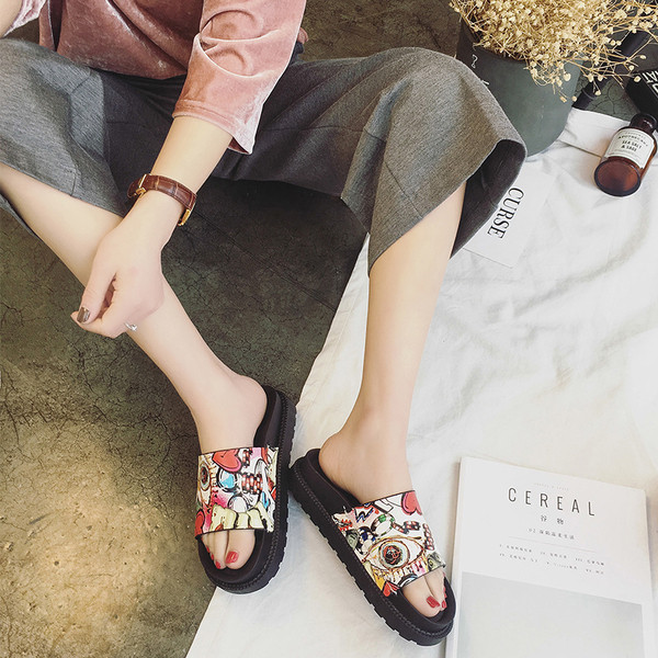 Γυναικεί παντόφλες με πολύχρωμη διακόσμηση