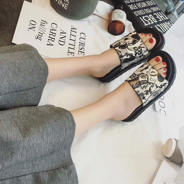 Γυναικεί παντόφλες με πολύχρωμη διακόσμηση