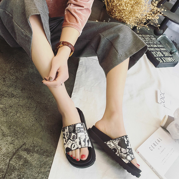 Γυναικεί παντόφλες με πολύχρωμη διακόσμηση