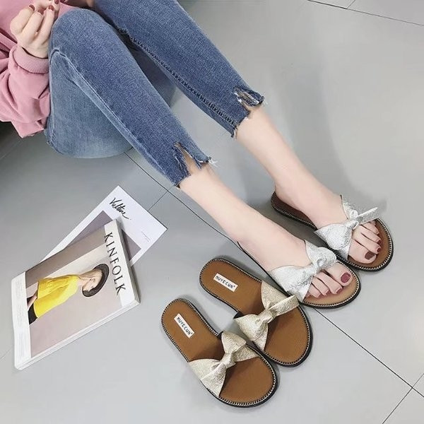 Όμορφες γυναικείες παντόφλες με χρυσή και ασημένια κορδέλα, κατάλληλες για τη καθημερινή ζωή