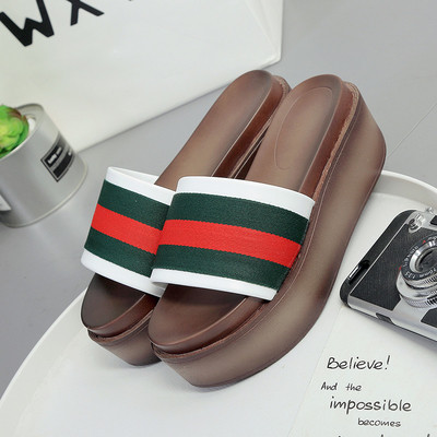 Μοντέρνες γυναικείες παντόφλες με μεγάλη πλατφόρμα σε διαφορετικά χρώματα