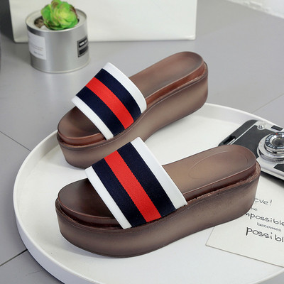 Μοντέρνες γυναικείες παντόφλες με μεγάλη πλατφόρμα σε διαφορετικά χρώματα