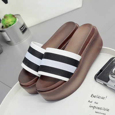 Μοντέρνες γυναικείες παντόφλες με μεγάλη πλατφόρμα σε διαφορετικά χρώματα