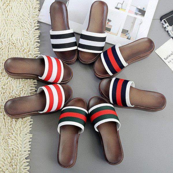 Μοντέρνες γυναικείες παντόφλες με μεγάλη πλατφόρμα σε διαφορετικά χρώματα