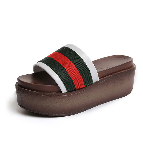 Μοντέρνες γυναικείες παντόφλες με μεγάλη πλατφόρμα σε διαφορετικά χρώματα