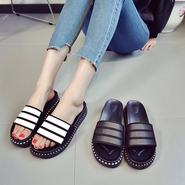 Παντόφλες κατάλληλες για καθημερινή ζωή - μοντέρνα σε δύο χρώματα