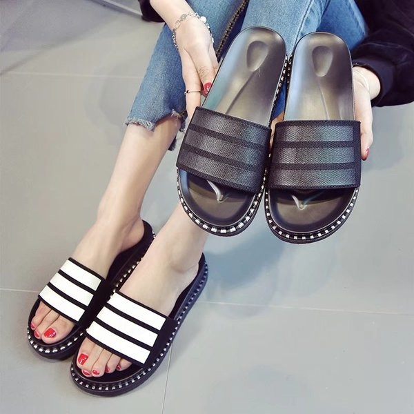 Παντόφλες κατάλληλες για καθημερινή ζωή - μοντέρνα σε δύο χρώματα