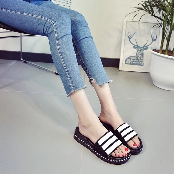 Παντόφλες κατάλληλες για καθημερινή ζωή - μοντέρνα σε δύο χρώματα