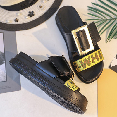 Καουτσούκ γυναικείες παντόφλες με μεγάλη πόρπη και επιγραφή