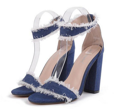 Πολύ εντυπωσιακό κυρίες σανδάλια με ενδιαφέρον τζιν στο τμήμα επιφάνειας