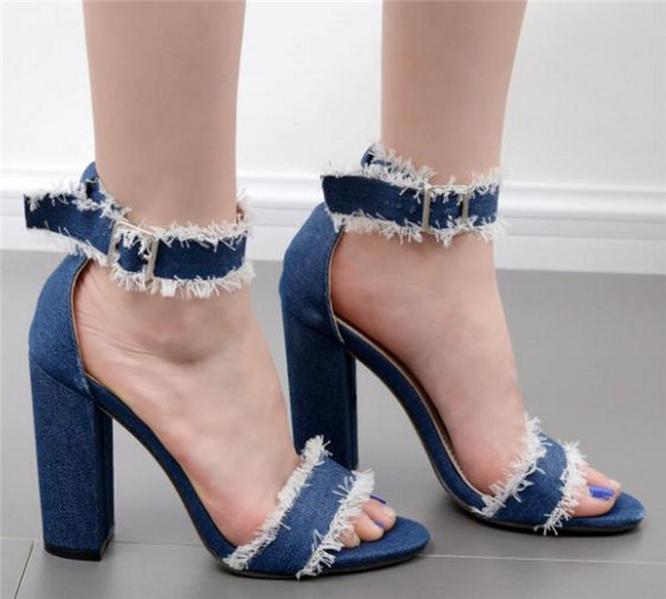 Πολύ εντυπωσιακό κυρίες σανδάλια με ενδιαφέρον τζιν στο τμήμα επιφάνειας