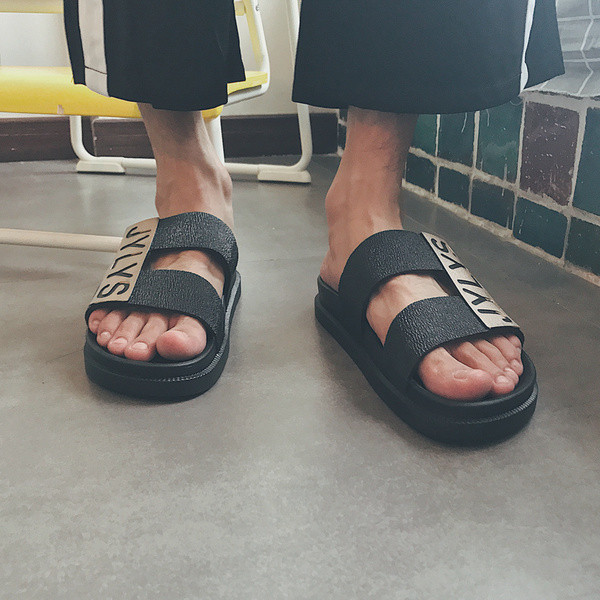 Casual παντόφλες για τους άνδρες σε γκρι και μαύρο χρώμα με την επιγραφή