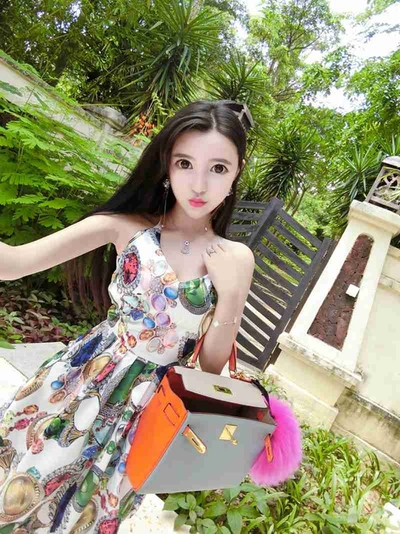 Πολύχρωμο κυρίες κοντό φόρεμα με ενδιαφέρουσες διασυνδέσεις στο πίσω μέρος - 2 μοντέλα