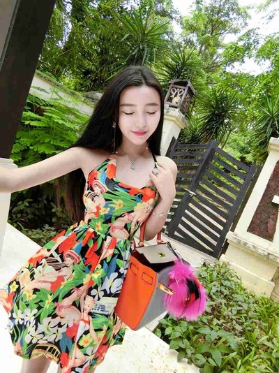 Πολύχρωμο κυρίες κοντό φόρεμα με ενδιαφέρουσες διασυνδέσεις στο πίσω μέρος - 2 μοντέλα