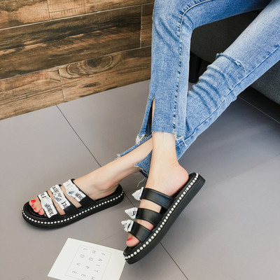 Γυναικείες μαύρες παντόφλες από καουτσούκ με επιγραφές