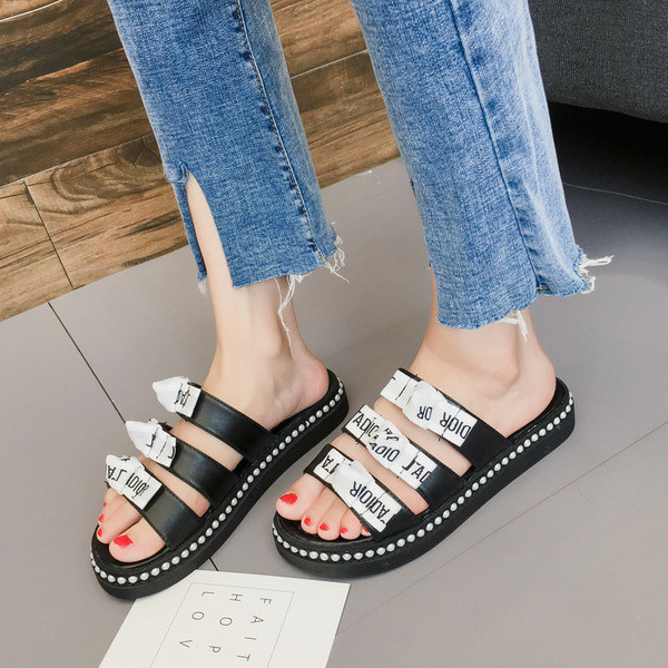 Γυναικείες μαύρες παντόφλες από καουτσούκ με επιγραφές