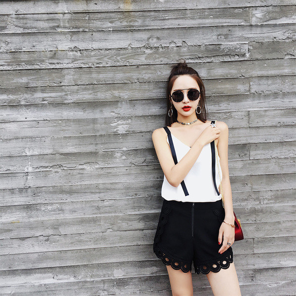 σορτς όμορφες κυρίες σε μαύρο χρώμα με δαντέλα