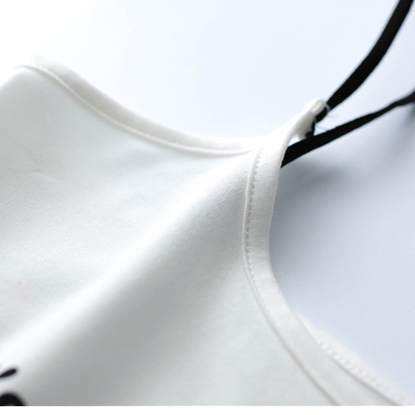 Απλή καλοκαίρι κορυφή μικρή δεξαμενή με λεπτές τιράντες σε τρία χρώματα