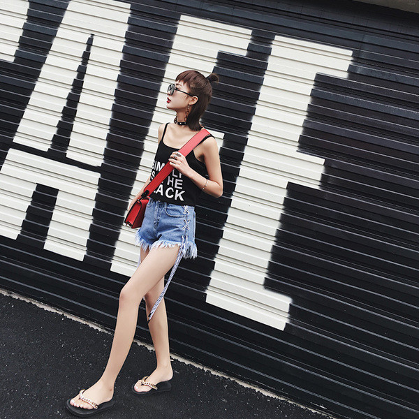 Κομψή μικρή κυρίες τζιν μπλε συνδέσμους και υψηλής μεσάτο