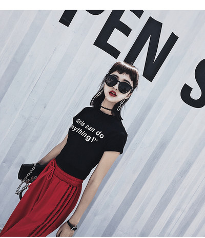 Φρέσκα σύντομο κυρίες μπλούζα καλοκαίρι σε διάφορα χρώματα και επισημαίνονται