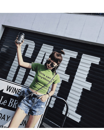 Φρέσκα σύντομο κυρίες μπλούζα καλοκαίρι σε διάφορα χρώματα και επισημαίνονται