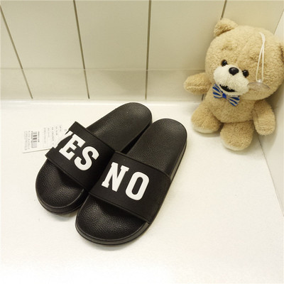 Σύγχρονη παντόφλες από καουτσούκ unisex άσπρο και μαύρο, με την επιγραφή «Ναι / Όχι»