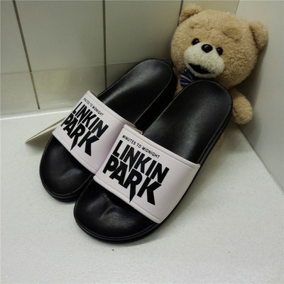 Γυναικείες παντόφλες σε μαύρο και άσπρο με επιγραφή