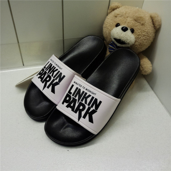 Γυναικείες παντόφλες σε μαύρο και άσπρο με επιγραφή