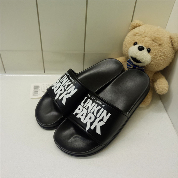 Γυναικείες παντόφλες σε μαύρο και άσπρο με επιγραφή