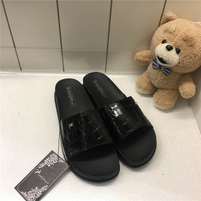 Όμορφές γυναικείες παντόφλες σε μαύρο χρώμα, κατάλληλα για τη καθημερινή ζωή