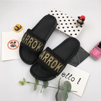 Όμορφες και μοντέρνες Γυναικείες καουτσούκ παντόφλες σε μαύρο χρώμα, με επιγραφή