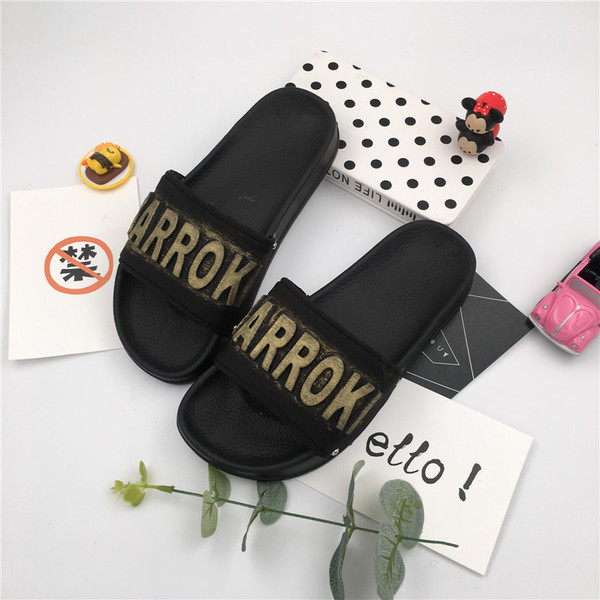 Όμορφες και μοντέρνες Γυναικείες καουτσούκ παντόφλες σε μαύρο χρώμα, με επιγραφή