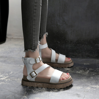 Όμορφες γυναίκες, δερμάτινα σανδάλια σε μαύρο, μπεζ και λευκό