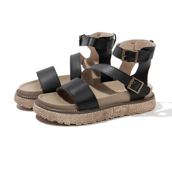 Όμορφες γυναίκες, δερμάτινα σανδάλια σε μαύρο, μπεζ και λευκό