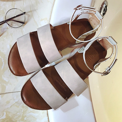 Καθημερινά κυρίες σανδάλια σε λευκό, γκρι και μπεζ χρώμα με μεταλλικό φινίρισμα