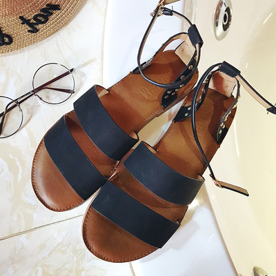 Καθημερινά κυρίες σανδάλια σε λευκό, γκρι και μπεζ χρώμα με μεταλλικό φινίρισμα