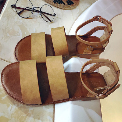 Καθημερινά κυρίες σανδάλια σε λευκό, γκρι και μπεζ χρώμα με μεταλλικό φινίρισμα