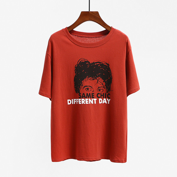 Υπέροχες κυρίες απλό βαμβακερό T-shirt με μια ενδιαφέρουσα εκτύπωσης και λεζάντα - 4 χρώματα