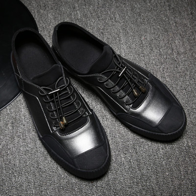 Κομψή παπούτσια σε μαύρο και άσπρο